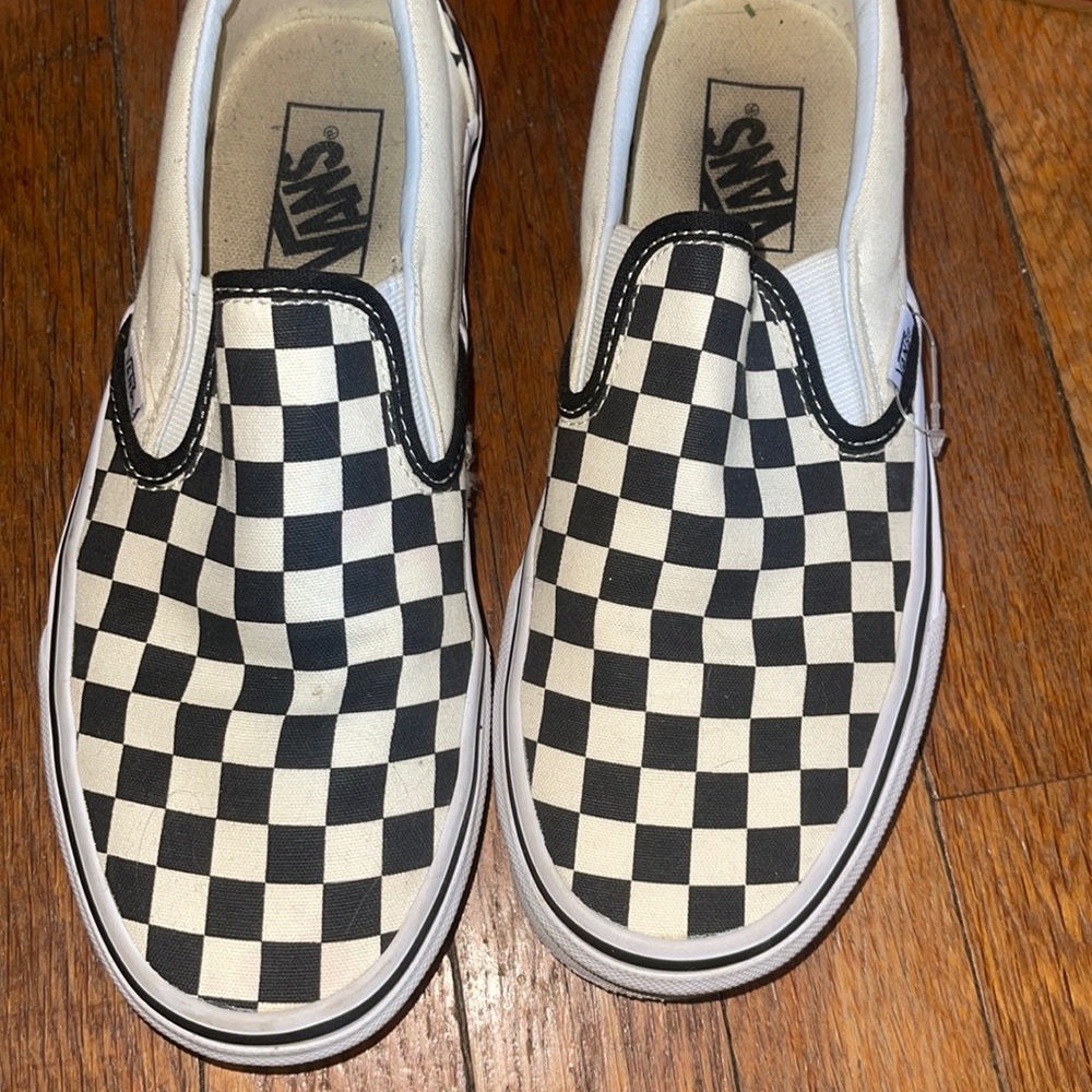 Black & white slip on vans go great with every outfit !